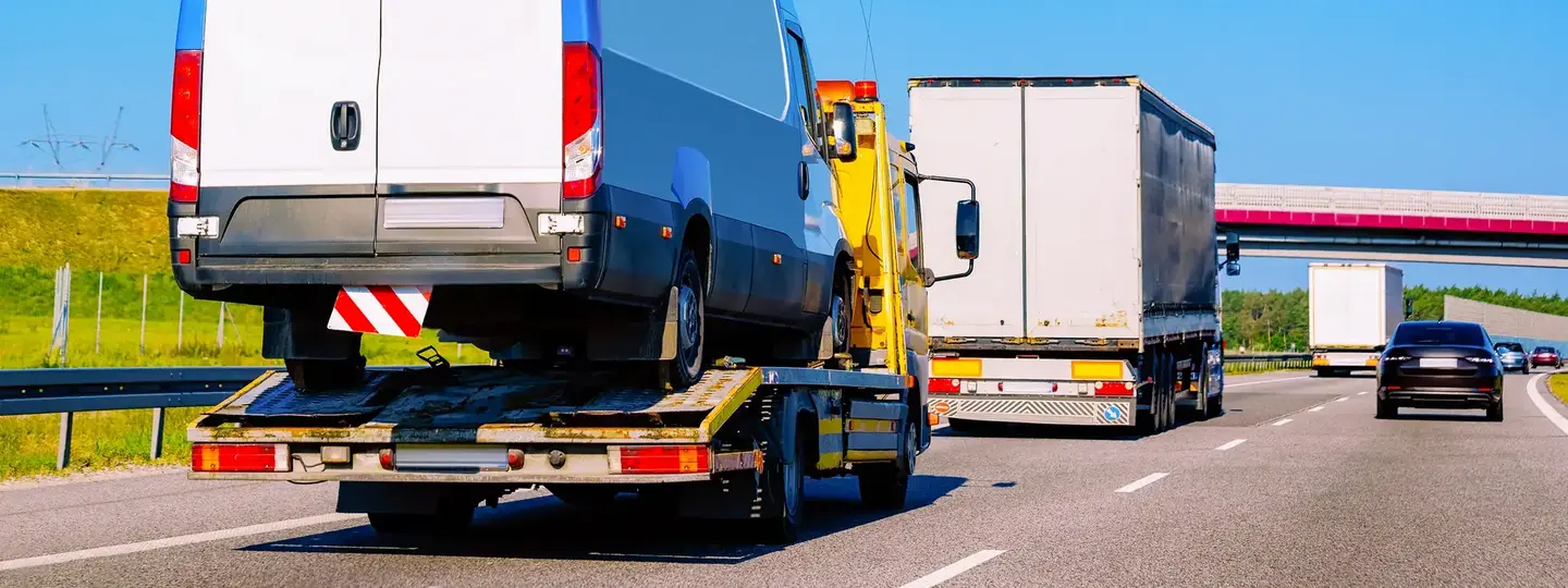 Defektes Nutzfahrzeug auf Abschleppwagen
